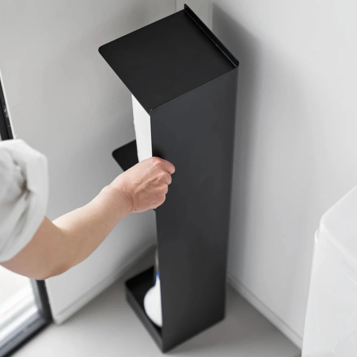 Diskré toalettpapirholder med hjul sort 80,5 cm - Lindas Dekor