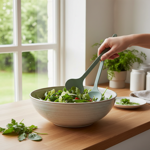 Mepal Silueta salatbestikk i Nordic sage brukt til servering av grønn salat