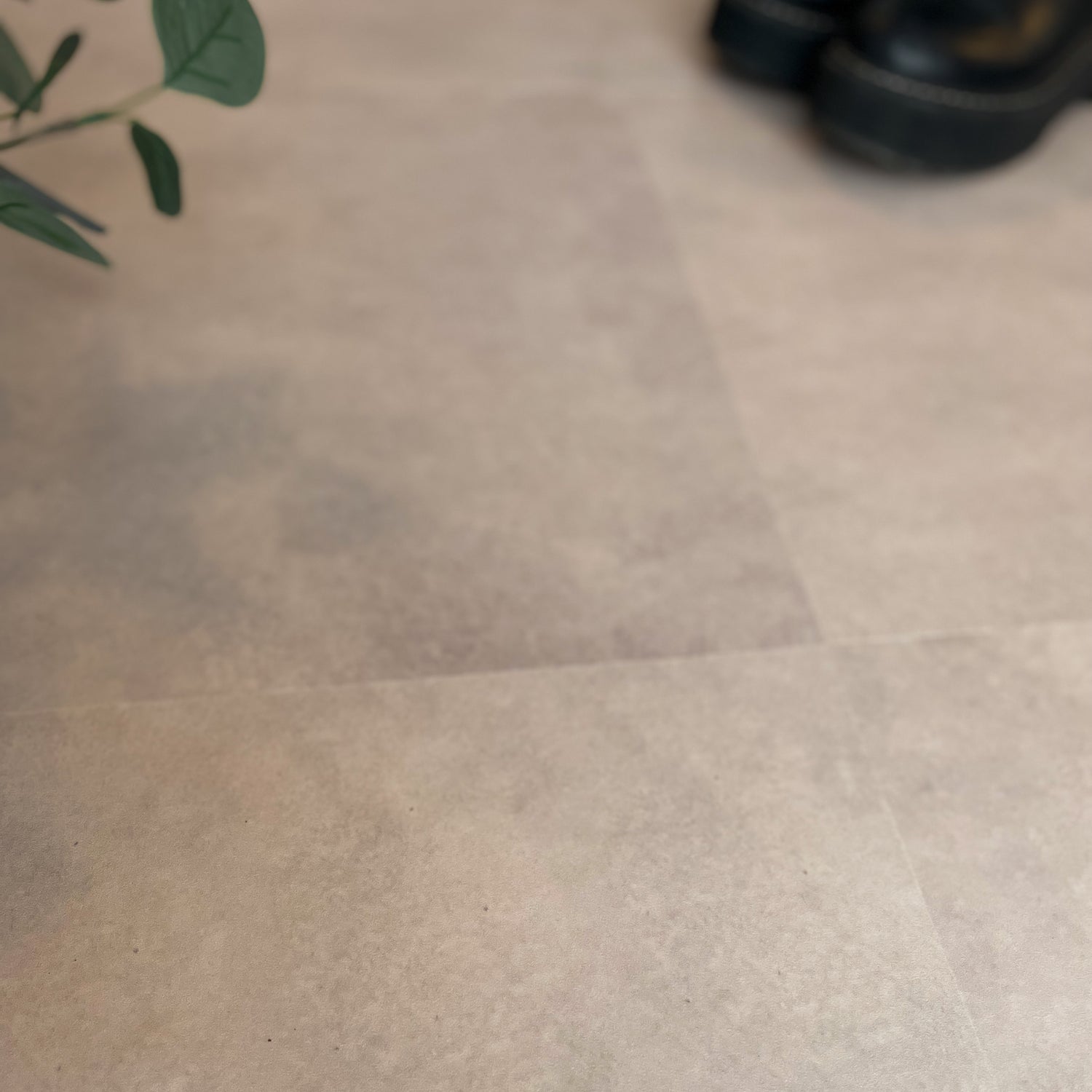 Exempel: Beige självhäftande betongplattor