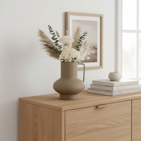 Vase matt sand sinkhåndtak på hylle med blomster nordisk interiør
