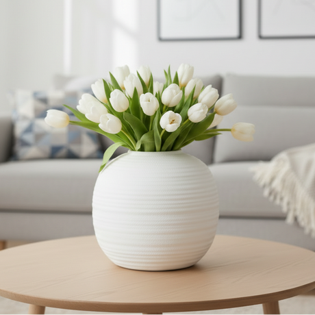 Vase med tulipaner - uskarp bakgrunn