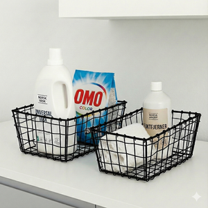 Praktiske svarte trådkurver med vaskemidler – perfekt for smart og stilren oppbevaring på vaskerom, bad eller i rengjøringsskap