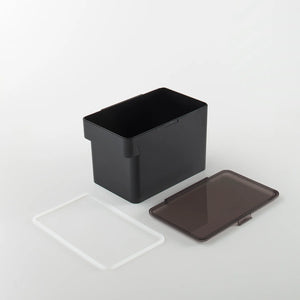 Fôrbeholder med lufttett lokk og målebeger til kjæledyrfôr