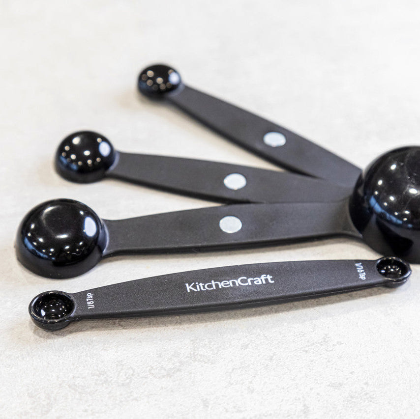 Måleskjesett fra KitchenCraft brukt til nøyaktig oppmåling av ingredienser