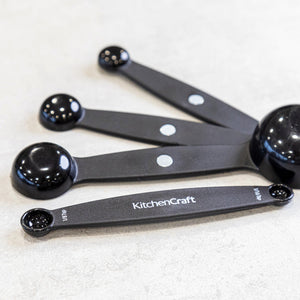 Måleskjesett fra KitchenCraft brukt til nøyaktig oppmåling av ingredienser