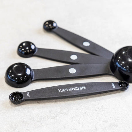 Måleskjesæt fra KitchenCraft, der bruges til nøjagtig måling af ingredienser