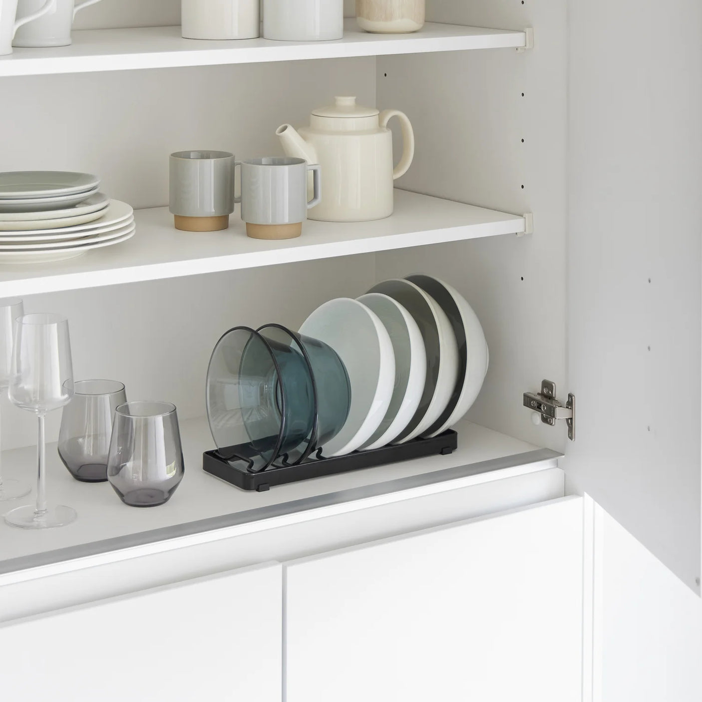 Svart stativ til store skåler for ryddig organisering på kjøkken