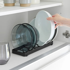 Kjøkkenorganisering med svart holder for stående oppbevaring av skåler