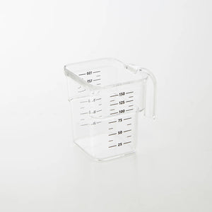 Oppbevaring til dyrefôr i svart boks med målebeger på lokket