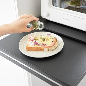 Kjøkkenorganisering på benk med uttrekkbar løsning og ryddig oppbevaring