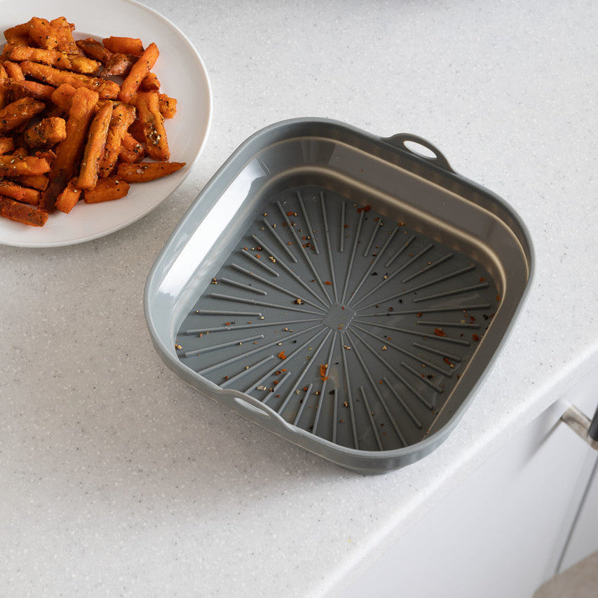Airfryer tilbehør i silikon som beskytter kurven mot matrester