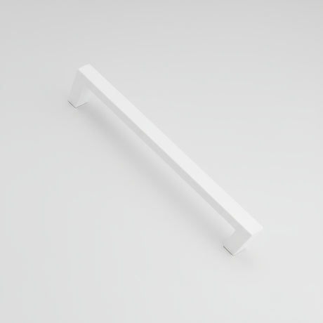 Håndtak i hvit matt metall montert på kjøkkenskuff fra Lindas Dekor