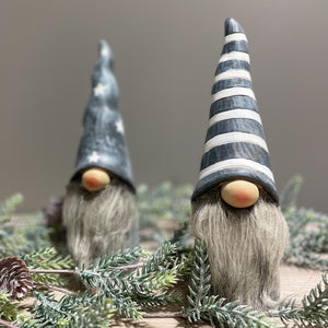 Bob nisse med stjerner på luen – håndmalt julefigur i polyresin.