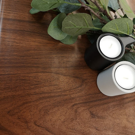 Walnut deep kontaktplast gir et elegant og klassisk uttrykk. Den varme tonen av imitert treverk med farge av valnøtt passer godt til bordflater og møbler. 