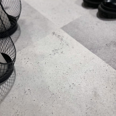 Betonglook fliser i gråtoner til enkel oppgradering av bad og gang nærbilde