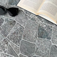 Vintage stone tiles kontaktplast imiterer klassisk steingulv med små dekorative detaljer. Egner seg god til fornyelse av kjøkken og baderommet. 