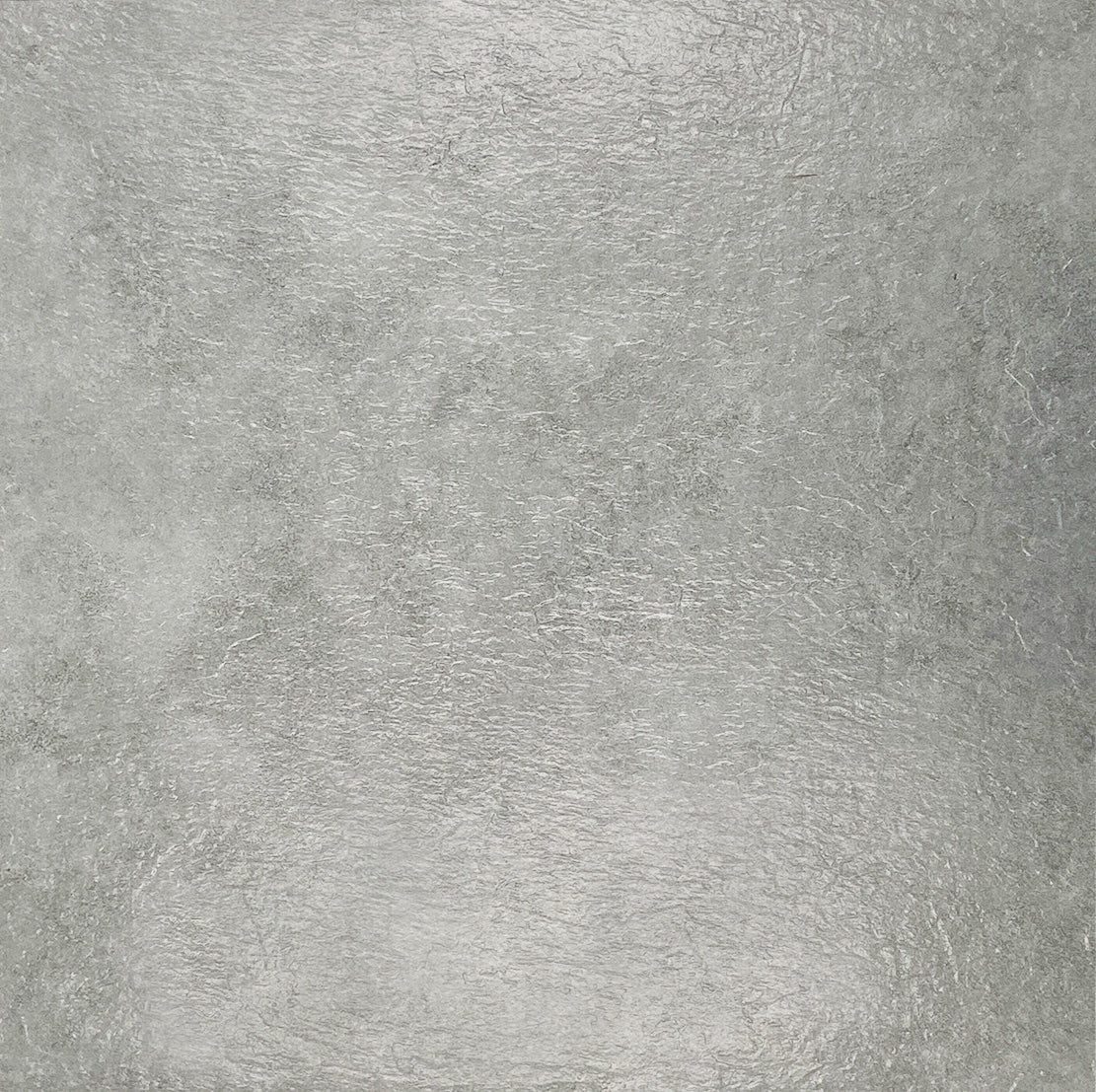 10-pk selvklæbende gulvfliser i lyse beton, der imitterer grå grovkornet beton. De giver et moderne udseende, der passer godt til renovering af badeværelser og køkken. 