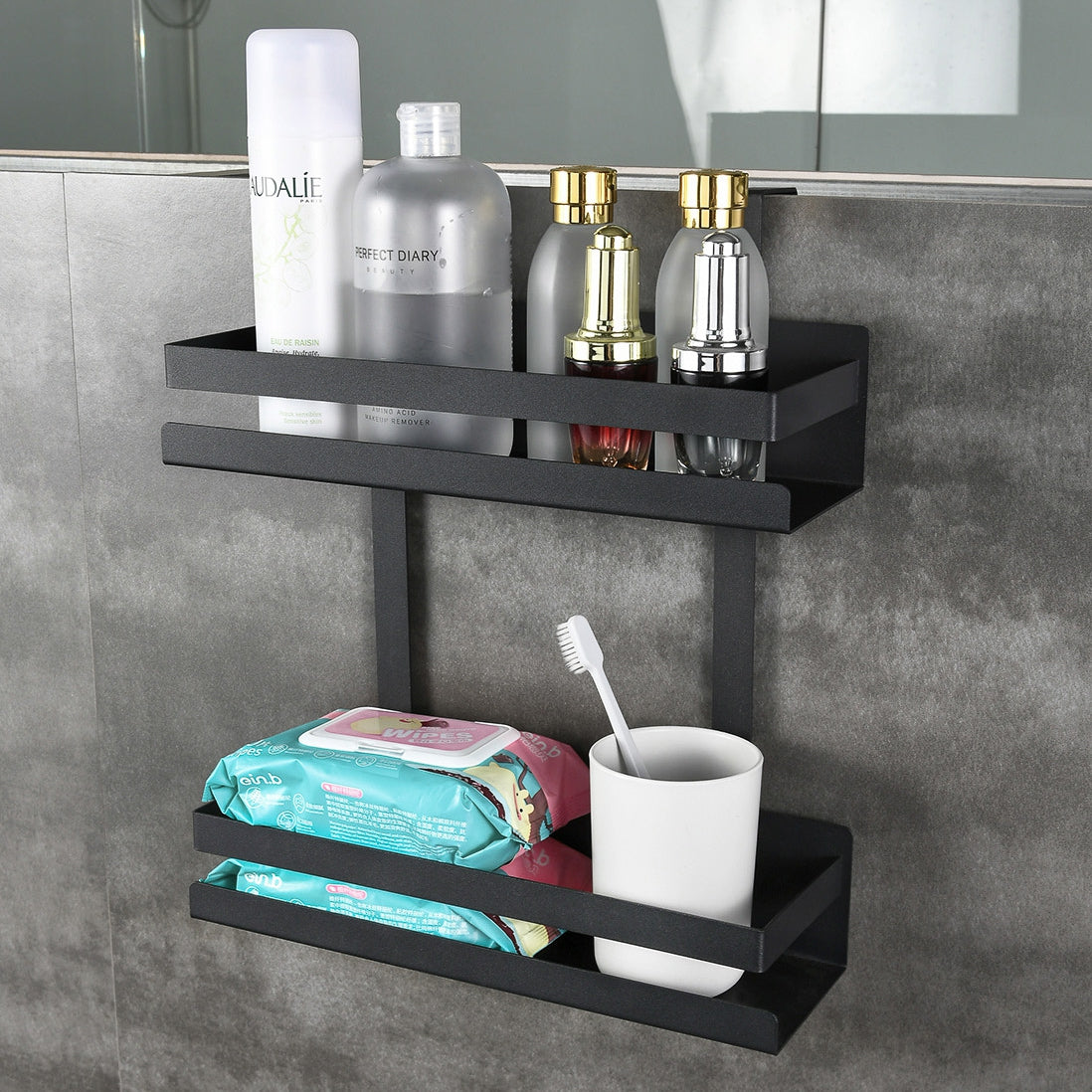 Dusjhyllen montert i dusj med flasker