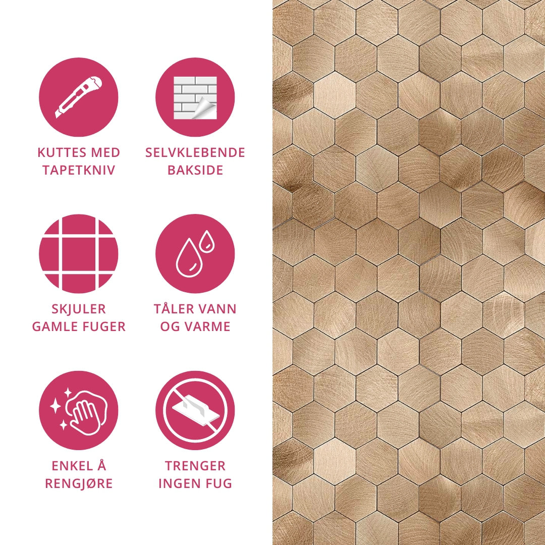 Hexagonala flisor i borstad koppar ger väggen ett exklusivt utseende och passar perfekt för kök eller badrum.