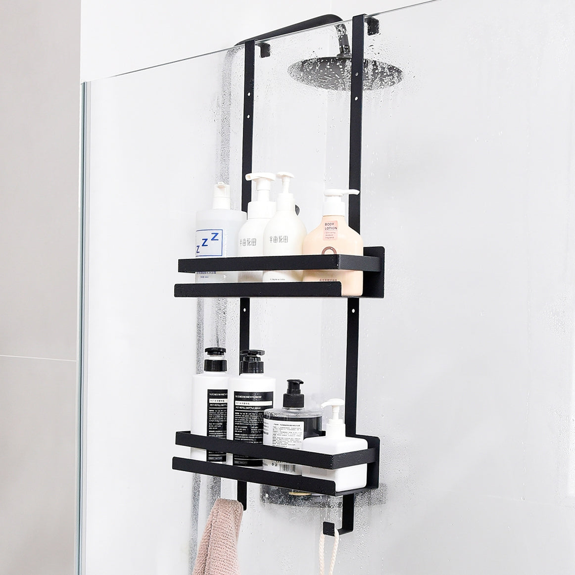 Dusjhylle i sort metall med to hyller hengende over dusjvegg