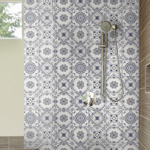 Marokko fliser er delikate selvklebende fliser med historisk design i dempet blå og beige.