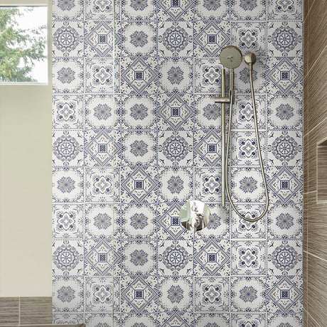 Marokko fliser er delikate selvklebende fliser med historisk design i dempet blå og beige.