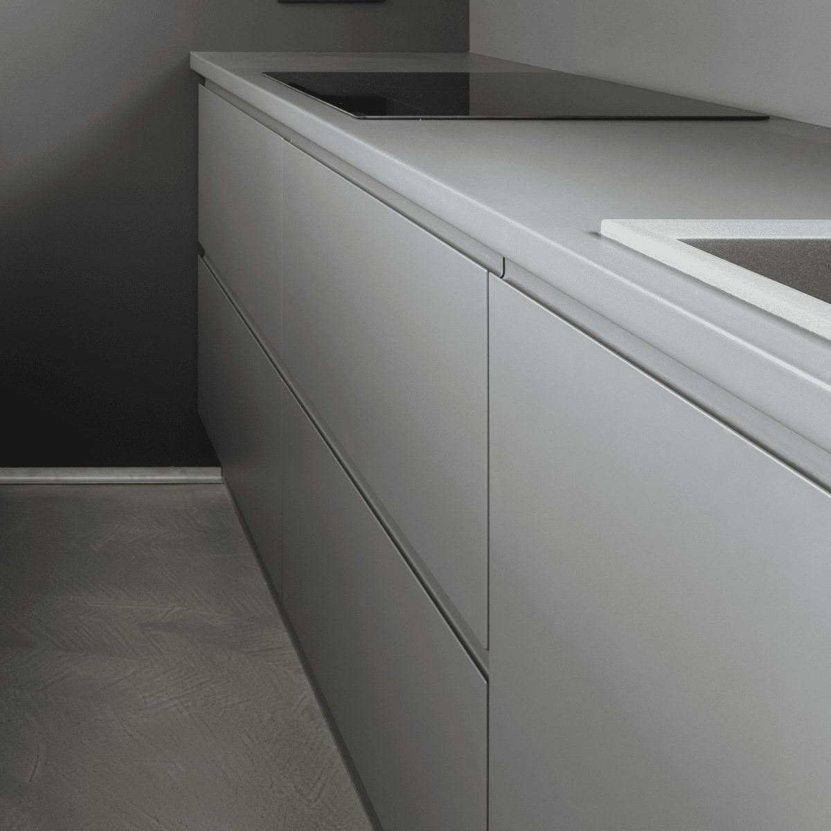 Premium Cloudy grey kontaktplast er en bestselgende folie som gir et stilrent og moderne uttrykk. Passer godt til å fornye kjøkken, møbler og bad. 